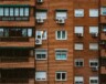 Parler français pour les personnes immigrantes francophones en contexte minoritaire n’offre aucun avantage pour trouver un logement, car le marché locatif est souvent en anglais. &mdash; Victor de Domplablo – Pexels