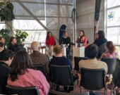 Une discussion sur le rapprochement des communautés linguistiques par le journalisme a présenté les perspectives du Yukon et du Canada français à travers l’expérience Maryne Dumaine de l’Aurore boréal (au micro), de la Belgique, des anglophones du Québec. &mdash; Photo : Julien Cayouette – Francopresse