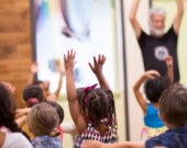 De 0 à 5 ans, les enfants commencent à construire leur identité culturelle.  &mdash; Photo : Erika Giraud – Unsplash