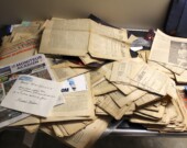 Des copies papier d’anciens journaux francophones existent encore, mais elles ne sont pas toujours bien organisées. Le Moniteur acadien a reçu des exemplaires des éditions du tournant du 20e siècle au siège social de Radio Beauséjour, à Shediac, au Nouveau-Brunswick.  &mdash; Photo : Serge Dupuis