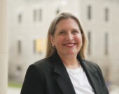 La vice-rectrice à la francophonie et aux relations externes et communautaires nommée Julie Cafley. &mdash; Photo : Université d'Ottawa