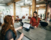 Les banques dans les petites régions auraient du mal à recruter du personnel qualifié et bilingue, a fait savoir l’Association des banquiers canadiens, lundi soir, au Comité permanent des langues officielles du Sénat. &mdash; Photo : Blake Wisz – Unsplash