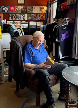 John Firth, le messager d’histoires du Yukon, est l’organisateur du Festival des contes de la commissaire du Yukon qui aura lieu le 20 juin. &mdash; Photo : Angélique Bernard