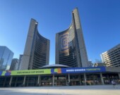 L'Hôtel de Ville de Toronto s'est paré des couleurs du Mondial 2026.  &mdash; Photos : Charles-Antoine Rouyer, l-express.ca