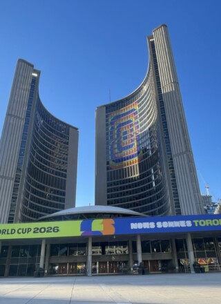 L'Hôtel de Ville de Toronto s'est paré des couleurs du Mondial 2026.  &mdash; Photos : Charles-Antoine Rouyer, l-express.ca