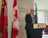Sans les prêts et bourses offerts par la province, «plusieurs étudiants pourraient avoir de la difficulté à poursuivre leurs études», a indiqué Serge Miville, recteur de l'Université de Sudbury. &mdash; Photo : AFO