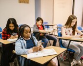 Les écoles des TNO pourraient devoir appliquer dès septembre de nouvelles lignes directrices territoriales sur l’utilisation des téléphones cellulaires et autres appareils mobiles. &mdash; RDNE Stock project