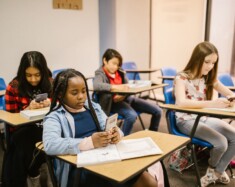 Les écoles des TNO pourraient devoir appliquer dès septembre de nouvelles lignes directrices territoriales sur l’utilisation des téléphones cellulaires et autres appareils mobiles. &mdash; RDNE Stock project