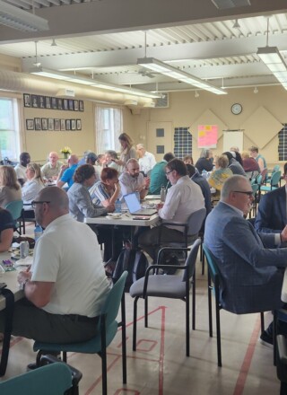 Les membres réunis en groupes lors de la consultation de l'AFO à Sudbury. &mdash; Photo : Donald Dennie
