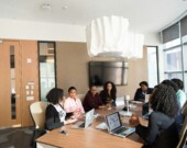Malgré des aides nationales ou provinciales, les entrepreneurs noirs francophones, surtout les femmes, peinent à lancer leurs entreprises en 2026. &mdash; Christina @ wocintechchat.com M – Unsplash