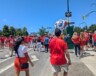 Des supporters de l'équipe canadienne se rassemblent devant Science World à Vancouver. &mdash; Photo : Courtoisie
