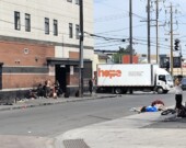 Les personnes en situation d'itinérance aux alentours de Boyle Street Community Services. &mdash; Crédit : Thomas Hiahiani