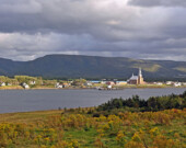 Chéticamp vu de La Pointe.  &mdash; Photo : Dennis G. Jarvis – CC BY-SA 2.0