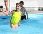 Lorsque j’étais jeune et que je ne savais pas encore bien nager, j’avais un maillot spécialement conçu pour flotter. Pratique! &mdash; Photo : Courtoisie