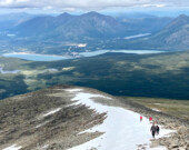 Randonnée près de Carcross, sur le territoire traditionnel de la Première Nation de Carcross/Tagish. &mdash; Photo : Laurie Trottier
