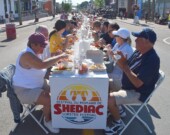La Grande table a regroupé 700 invités sur cette table longue de 750 pieds dans le centre-ville de Shediac. &mdash; Photo : Stéphane Paquette – Acadie Nouvelle 