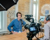 De plus en plus de médias francophones cherchent à refléter la diversité des communautés qu’ils desservent, notamment à travers les accents de leurs journalistes et de leurs sources. &mdash; Photo : Austin Distel – Unsplash