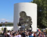 L’intérieur du nuage du monument est serti de milliers de carreaux-miroirs, qui reflètent la diversité des identités, en hommage aux vies des personnes queers mortes prématurément. &mdash; Inès Lombardo – Francopresse