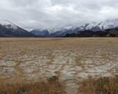 Le glacier Kaskawulsh au Yukon a tellement fondu qu’en 2016 que les eaux de sa fonte ont emprunté une voie différente et ont pratiquement arrêté d’alimenter le lac Kluane, asséchant ce qui était auparavant la rivière Slims. &mdash; Photo : Julien Cayouette – Francopresse