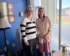 Helen Anne Roberts, conseillère, et Anie Desautels, enseignante de français et d’arts visuels, travaillent au CSSC Mercier. &mdash; Photo : Angélique Bernard