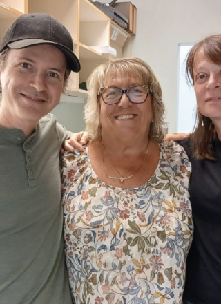 De gauche à droite : Alexandre Roy, Marcia Enman et Anne-Françoise Boulay. Alexandre Roy prendra officiellement la relève à la direction générale de La Voix acadienne le 14 septembre, tandis que la réorganisation permettra à Anne-Françoise Boulay d’assumer davantage de responsabilités liées au Web, aux médias sociaux et à l’administration.
 &mdash; Photo : Eric Bergeron