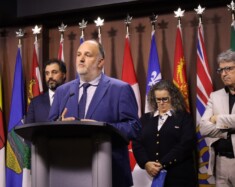Geoffroy Krajewski (au centre) est le président du RESDAC et représentant pour le Nouveau-Brunswick. À ces côtés, de gauche à droite : Louis-Alexandre Pen, directeur des politiques et des communications, Liane Roy, présidente de la Fédération des communautés francophones et acadienne et Denis Desgagné, directeur général du RESDAC.  &mdash; Photo : Inès Lombardo – Francopresse