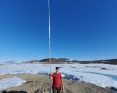 Daniel Fortier sur le terrain à l’île Ward Hunt, au Nunavut, en 2023, avec un carottier utilisé pour prélever des carottes de pergélisol.
 &mdash; Photo : Eliot Sicaud