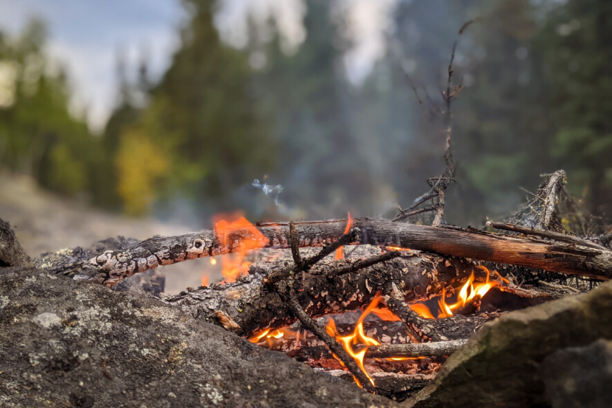 Environ 10% des incendies de forêt aux Territoires du Nord-Ouest sont causés par l’activité humaine d’où l’importance, entre autres, d’éteindre complètement ses feux de camp. (Photo: Marie-Soleil Desautels)  