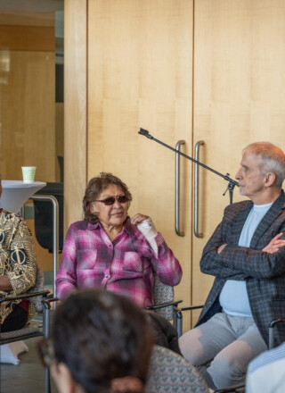 Cecilia Wood, ainée dénée parlant le tłı̨chǫ, Angélique Ruzindana, Berna Martin, membre de la Première Nation des Dénés Yellowknives et traductrice en wiiliideh, Francis Giguère, coordonnateur principal à la formation et à l’enseignement du CNF, et Audrey Fournier, directrice générale de la FFT.   &mdash; Photo Cristiano Pereira