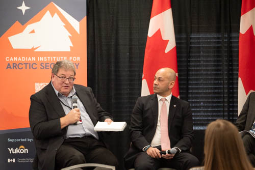 Ken Coates, président du Conseil consultatif du Yukon sur la sécurité de l’Arctique et Ranj Pillai, premier ministre du Yukon lors de la première édition de la conférence sur la sécurité en Arctique. — Photo Nelly Guidici