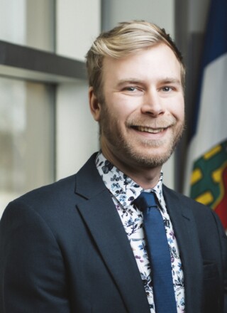 Tom McLennan, conseiller de la ville de Yellowknife, fait partie des 124 élus municipaux qui ont signé une lettre ouverte aux chef.fes des six partis politiques fédéraux afin de demander des actions concrètes face aux risques croissants du réchauffement climatique, qui touchent directement les municipalités canadiennes. &mdash; Photo Angela Gzowski