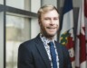 Tom McLennan, conseiller de la ville de Yellowknife, fait partie des 124 élus municipaux qui ont signé une lettre ouverte aux chef.fes des six partis politiques fédéraux afin de demander des actions concrètes face aux risques croissants du réchauffement climatique, qui touchent directement les municipalités canadiennes. — Photo Angela Gzowski
