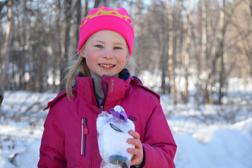 Une des multiples enfants avec un Ptarmi trouvé dans la forêt et récupère une chance de gagner une peluche en forme de lagopède géant. — Photo Élodie Roy