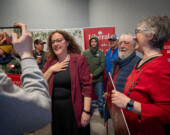 Rebecca Alty remercie ses partisans peu après l’annonce de sa victoire. — Photo Cristiano Pereira