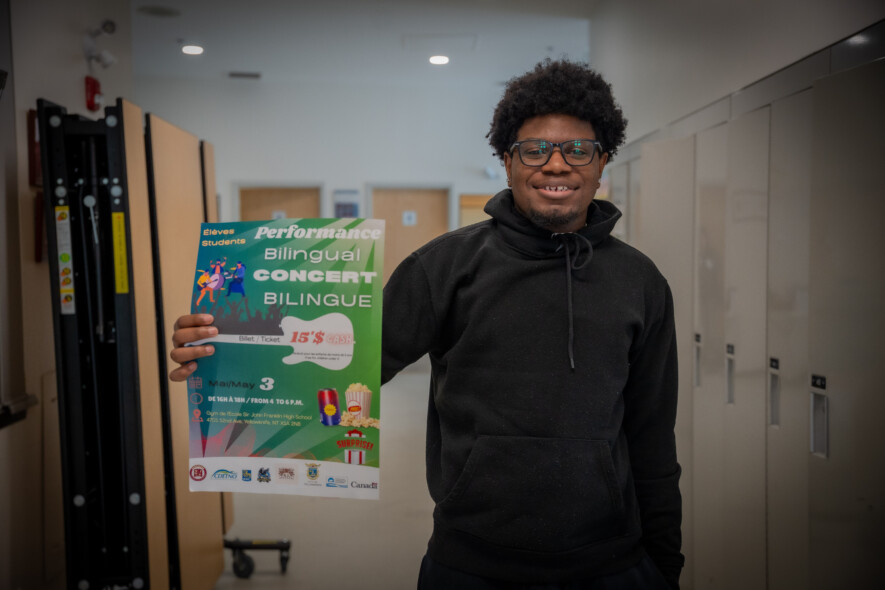 Craig Aaron, élève en 10e année, présente fièrement l’affiche du concert qu’il aide à organiser avec ses camarades dans le cadre du projet « Les entrepreneurs en herbe ». — Photo Cristiano Pereira