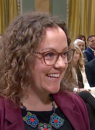 Le premier ministre Mark Carney aux côtés de Rebecca Alty et de la gouverneure générale Mary Simon, lors de la cérémonie d’assermentation tenue ce matin à Ottawa. — Capture d’écran