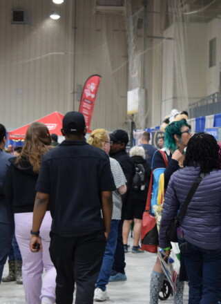Le public qui visite une des trois sections du salon de printemps tout en recevant de la marchandise promotionnelle gratuite.  &mdash; Photo Élodie Roy