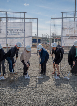 La ministre Lucy Kuptana, accompagnée des partenaires du projet, participe à la première pelletée de terre marquant le lancement officiel des travaux du projet de 50 logements lancé à Yellowknife comprenant 25 studios accessibles et 25 appartements de deux chambres. &mdash; Photo Cristiano Pereira