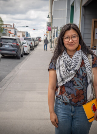Amy Lam, au centre-ville de Yellowknife, quelques jours avant son départ pour l’Égypte. « On a tous un rôle à jouer », dit-elle à propos de son engagement envers la cause palestinienne. &mdash; Photo Cristiano Pereira