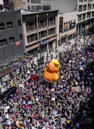 Une partie de la foule à la manifestation « No King » à Los Angeles, en Californie.
 &mdash; Photo Etienne Laurent, Agence France-Presse