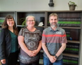 Audrey Fournier, directrice générale de la FFT, et Sophie Gauthier, présidente du conseil d’administration, aux côtés du ministre Steven Guilbeault lors d’une rencontre à Yellowknife. — Photo courtoisie FFT