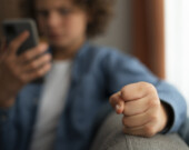 Les discours haineux en ligne peuvent avoir des répercussions bien réelles dans les communautés, rappelle la Commission des droits de la personne des TNO — Freepik