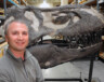 François Therrien devant le crâne du tyrannosaure rex surnommé Black Beauty. — Photo Musée royal Tyrrell de paléontologie