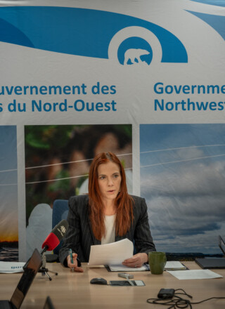 La vice-première ministre des Territoires du Nord-Ouest, Caroline Wawzonek, affirme que son gouvernement veille à participer aux discussions sur le développement et la règlementation des petits réacteurs modulaires. — Photo Cristiano Pereira