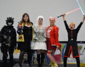 Les trois semi-finalistes dans le concours de costume solo et les deux annonceurs des gagnants. Les concurrents étant déguisé en Ghost, Dresseur de Pokémon, et personnage de Star Wars. — Photo Élodie Roy