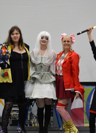 Les trois semi-finalistes dans le concours de costume solo et les deux annonceurs des gagnants. Les concurrents étant déguisé en Ghost, Dresseur de Pokémon, et personnage de Star Wars. &mdash; Photo Élodie Roy
