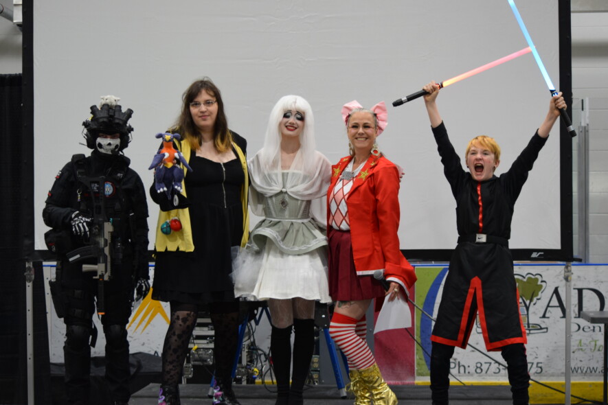 Les trois semi-finalistes dans le concours de costume solo et les deux annonceurs des gagnants. Les concurrents étant déguisé en Ghost, Dresseur de Pokémon, et personnage de Star Wars. — Photo Élodie Roy