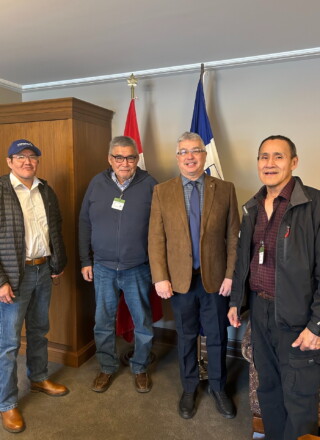Un conseiller et le chef de bande de Colville Lake, Joseph Kochon et Richard Kochon, avec l’ancien député des TNO, Michael McLeod et Dadiv Codzi, président de la Ayoni Keh Land Corp. 
 &mdash; Facebook