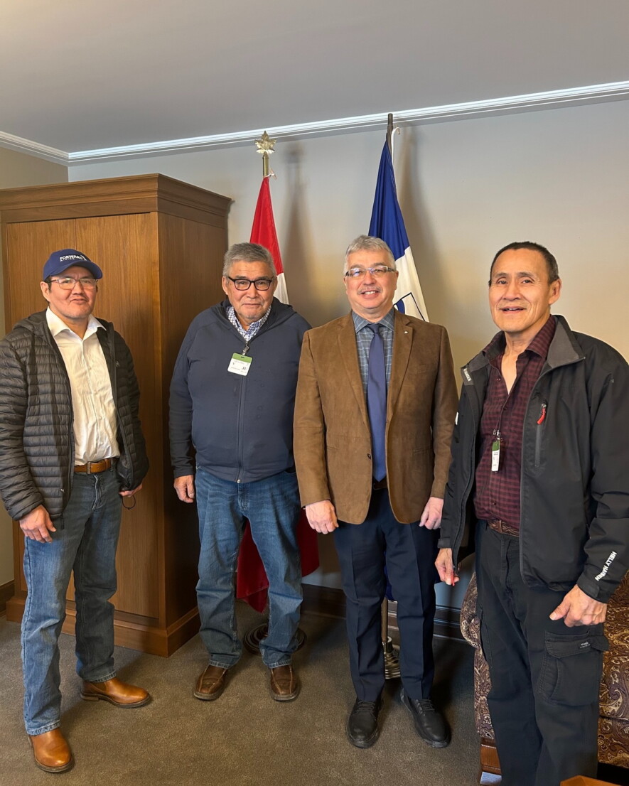 Un conseiller et le chef de bande de Colville Lake, Joseph Kochon et Richard Kochon, avec l’ancien député des TNO, Michael McLeod et Dadiv Codzi, président de la Ayoni Keh Land Corp. 
 — Facebook