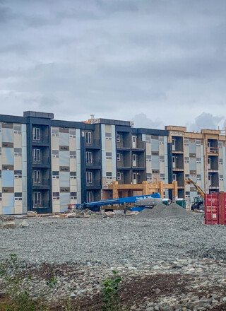 Un questionnaire en ligne invite les Ténois.e.s à partager leurs expériences pour aider à façonner l’avenir du logement dans le territoire.  — Photo Cristiano Pereira